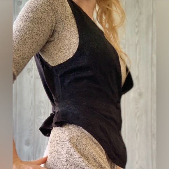 Black vest with silk floral details - Picture 2 of 7